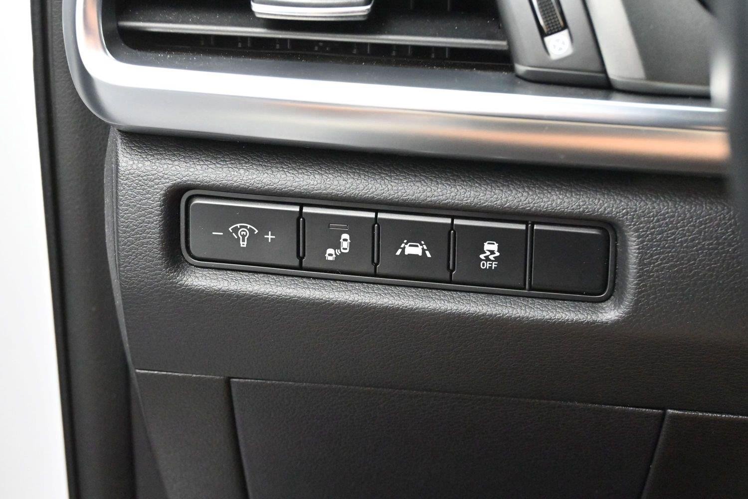 Used 2022 Glacial White Pearl Kia LX image 24