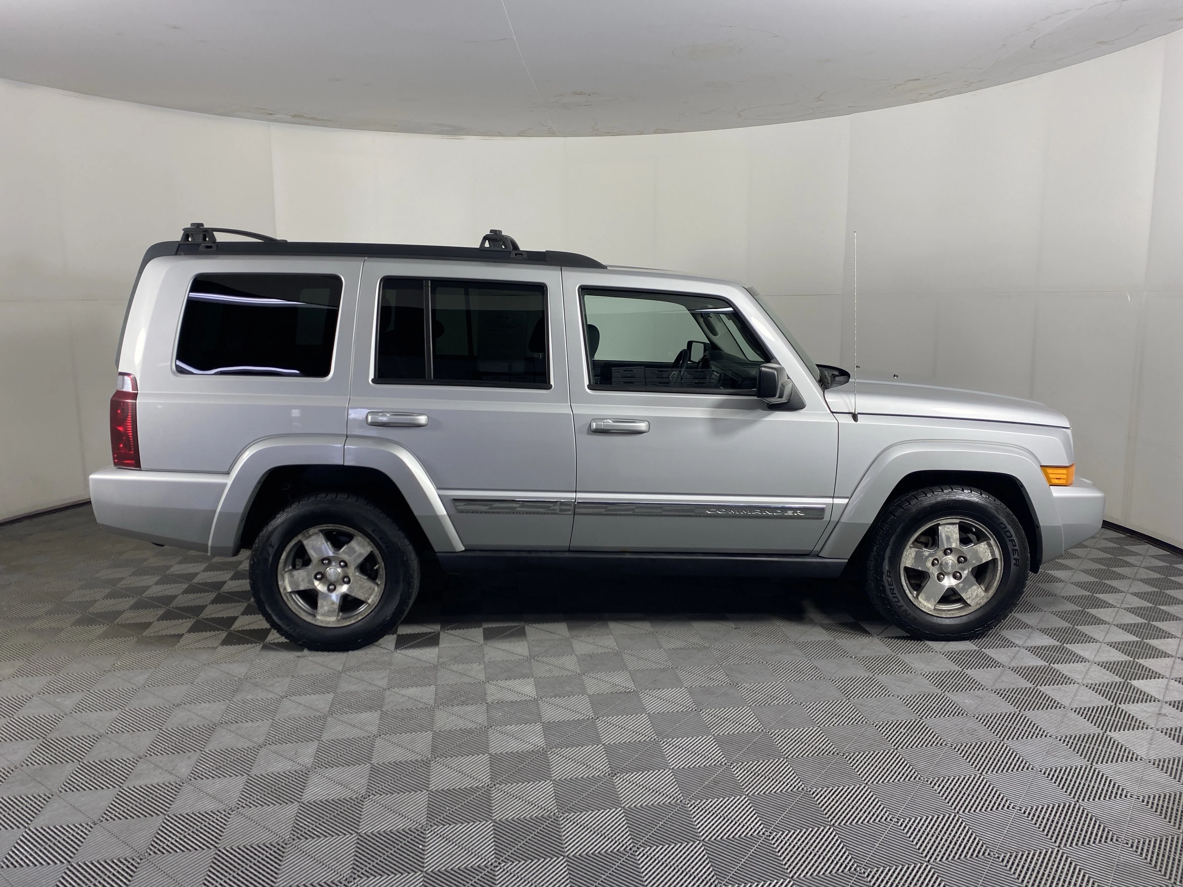 Used 2010 Jeep Commander Sport with VIN 1J4RG4GK5AC157339 for sale in Alliance, OH