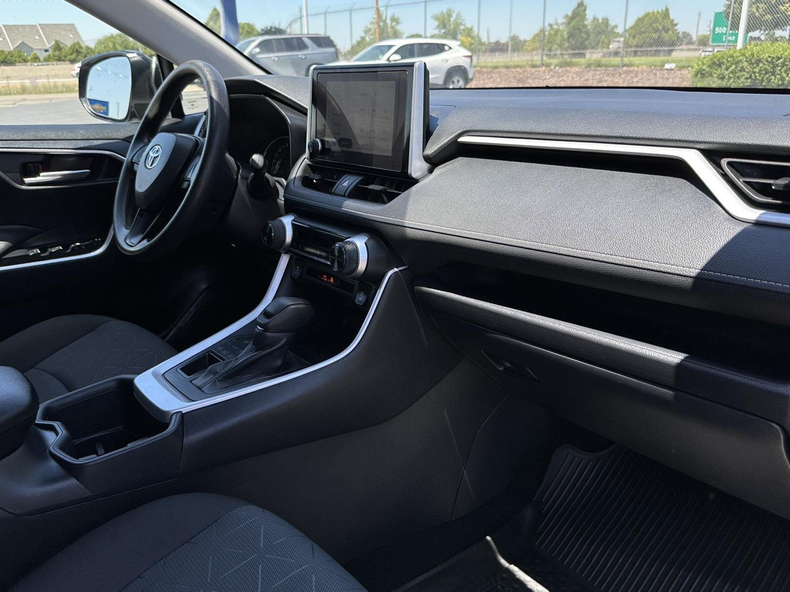 2025 Toyota RAV4 XLE - Photo 39