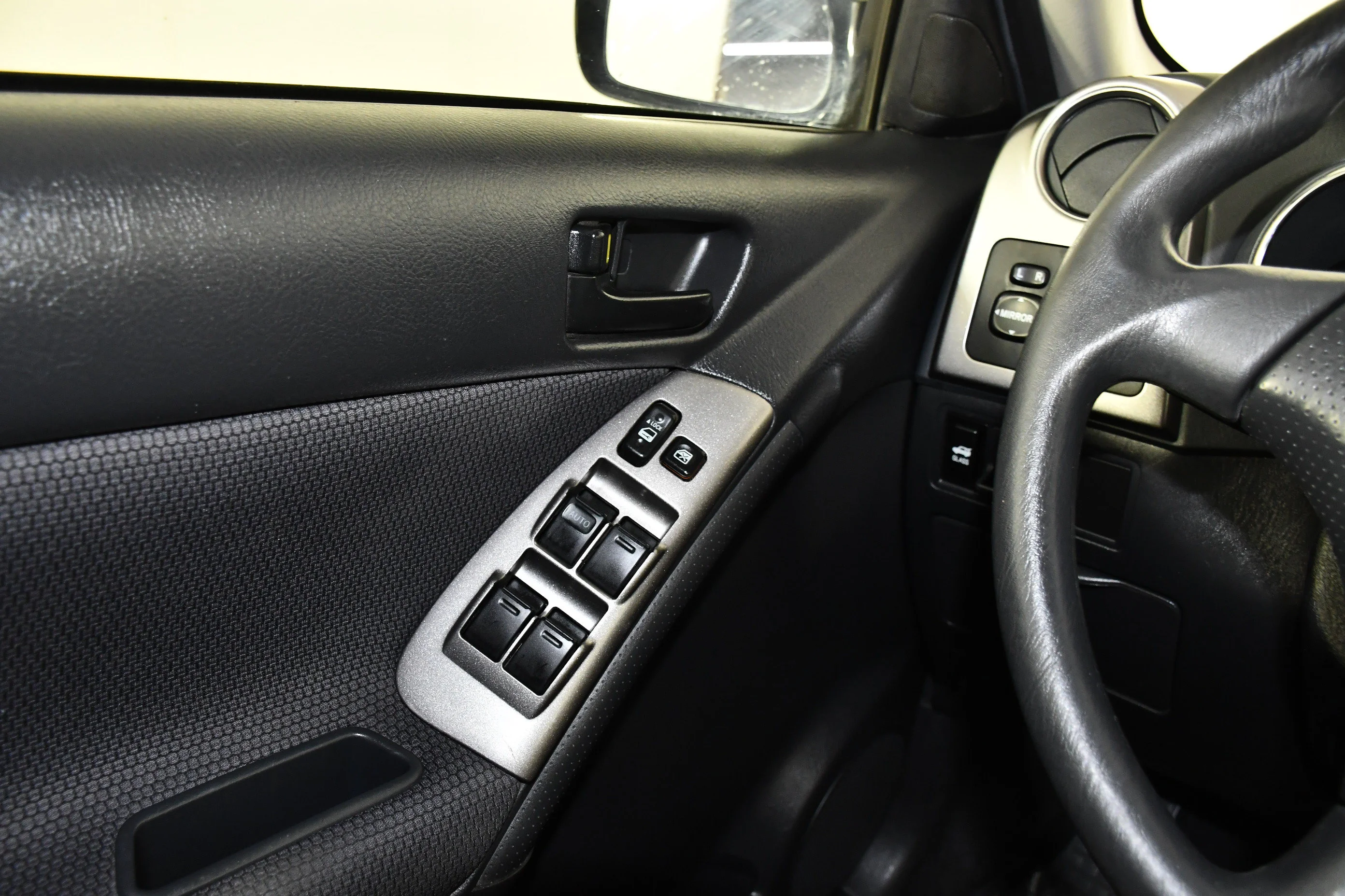 Used 2005 Abyss Black Pontiac Base image 27