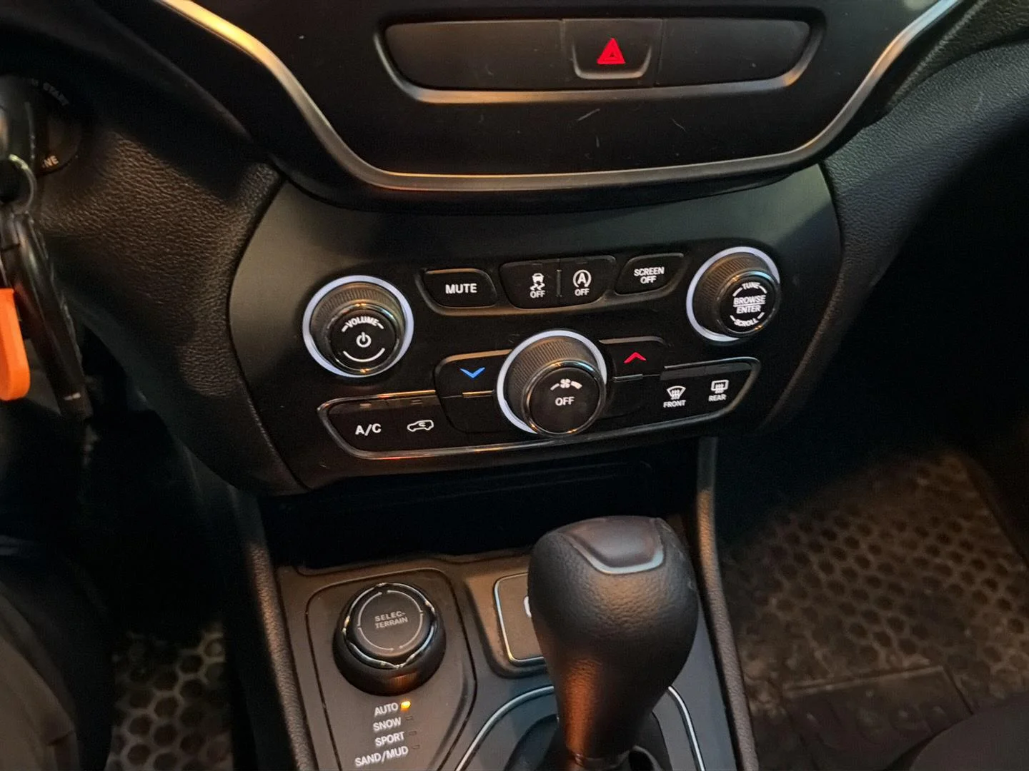 Used 2019 Billet Silver Metallic Clearcoat Jeep Latitude image 21