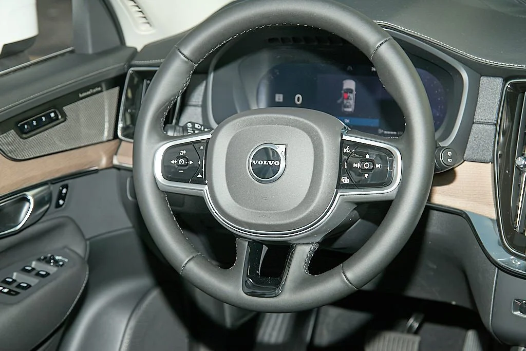 New 2026 Crystal White Volvo Plus image 26