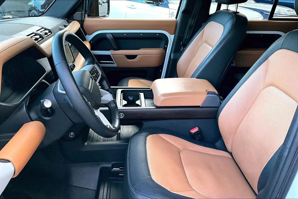 Used 2024 White Land Rover X-Dynamic SE image 27