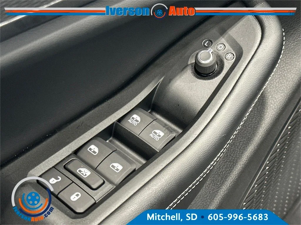 New 2026 Baltic Gray Metallic Clear-Coat Exterior Paint Jeep Laredo X image 15