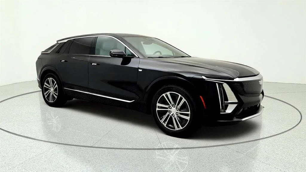 Used 2025 Stellar Black Metallic Cadillac 4dr Luxury w/1SC image 3
