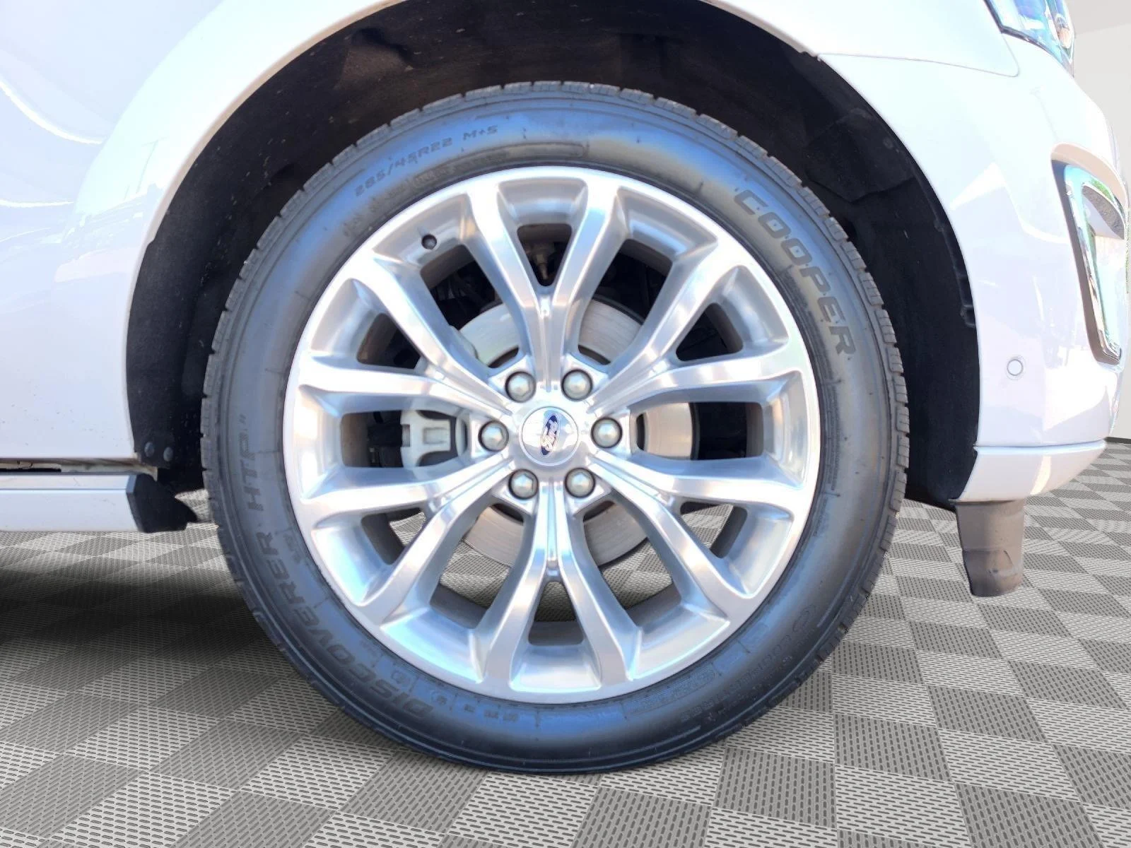 Used 2019 White Platinum Metallic Tri-Coat Ford Platinum image 19