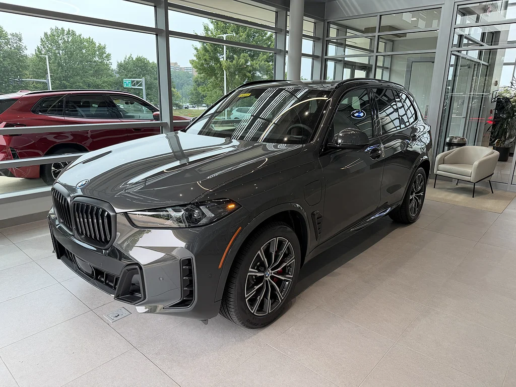 New 2026 Dravit Grey Metallic BMW xDrive50e image 3