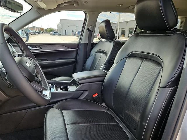Used 2024 Silver Zynith Jeep Limited 4x4 image 12