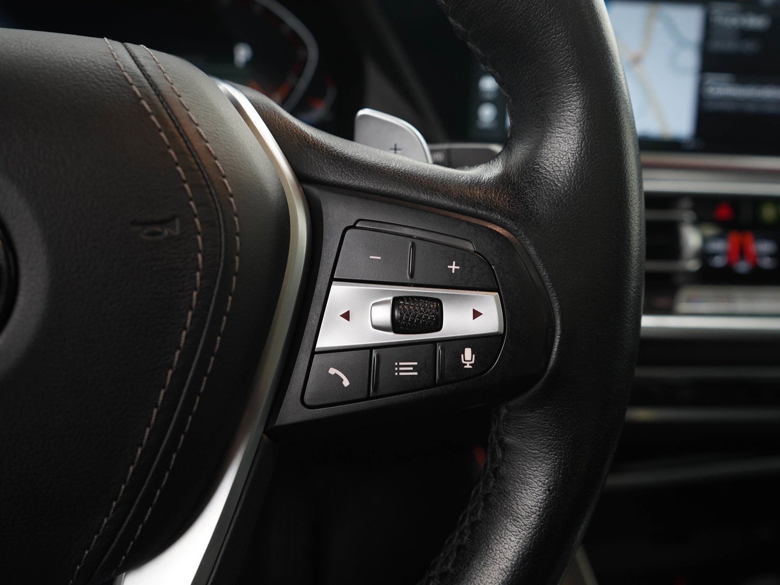 Used 2020 Black BMW xDrive40i image 29