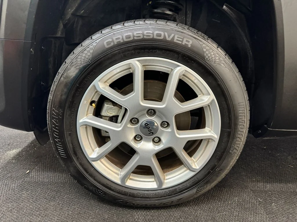 Used 2023 Gray Jeep Latitude image 13