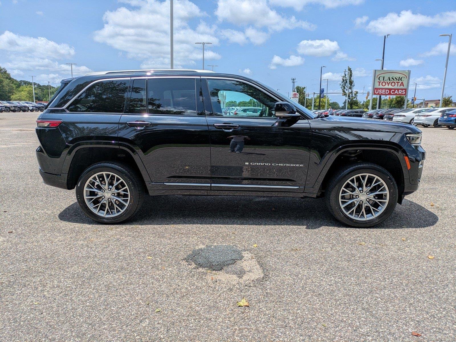 Used 2023 Diamond Black Crystal Pearlcoat Jeep Summit image 3