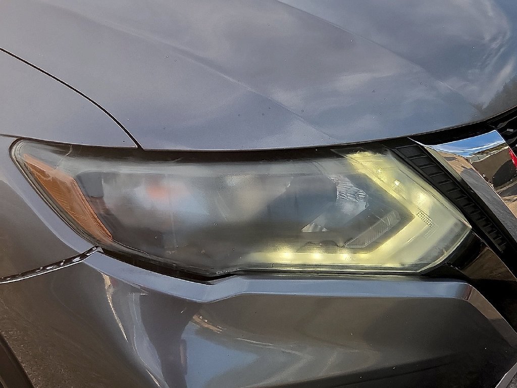Used 2017 Gray Nissan SL image 7