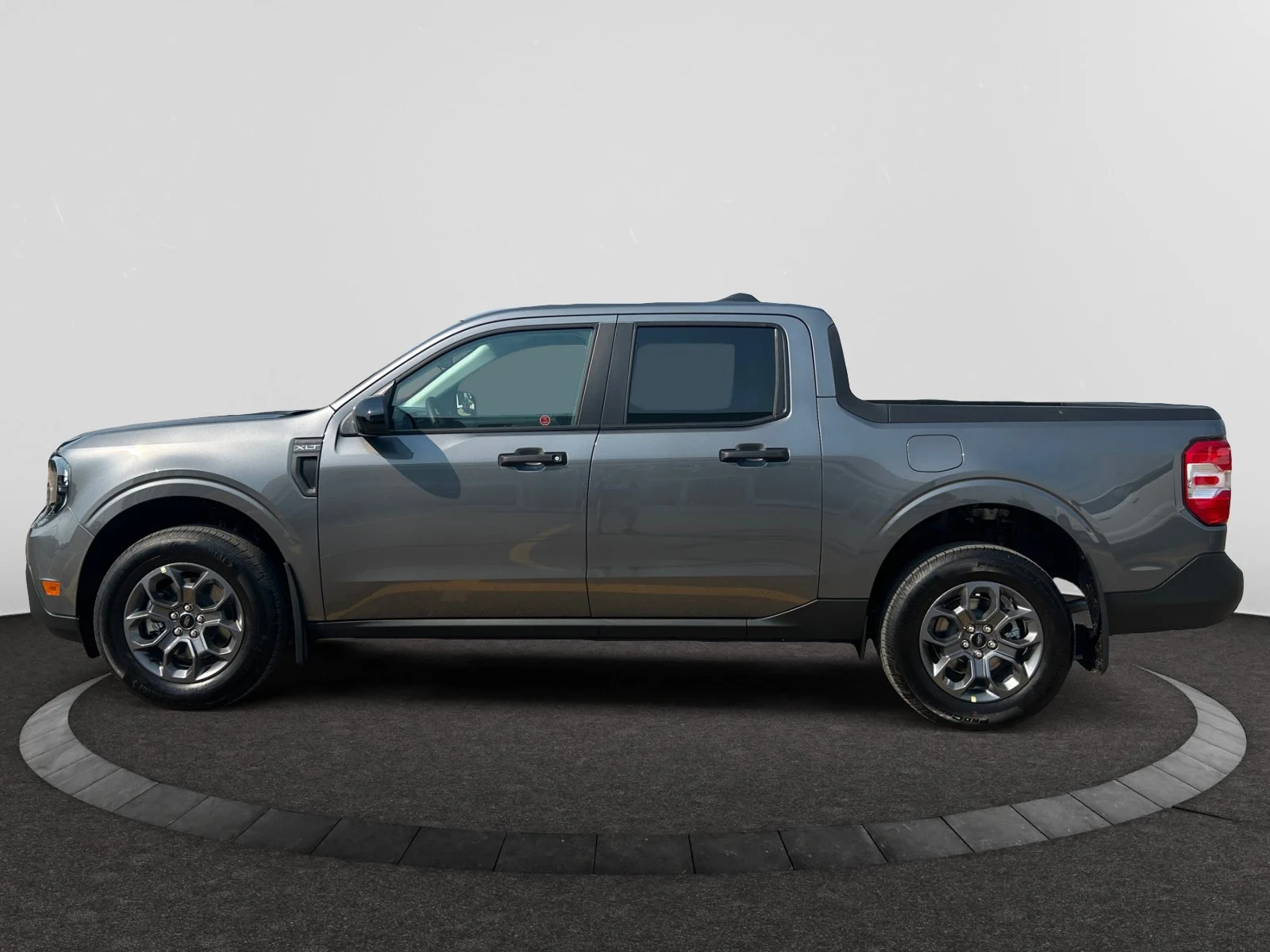 New 2026 Carbonized Grey Metallic Ford XLT image 2