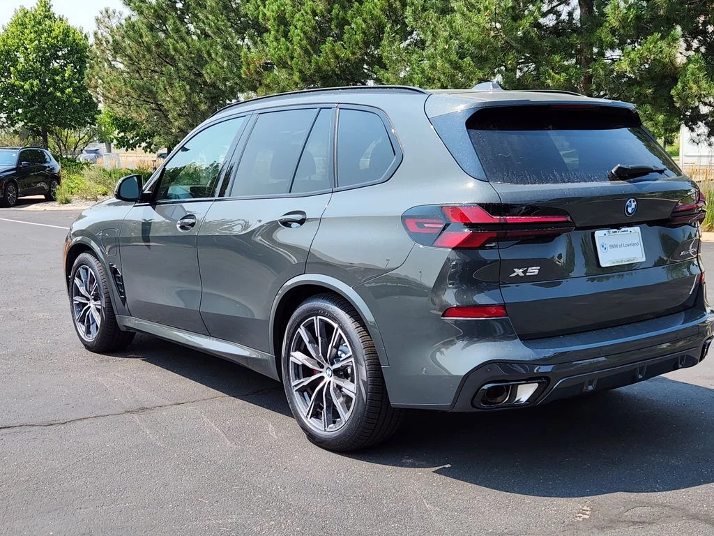 New 2026 Dravit Grey Metallic BMW xDrive50e image 3
