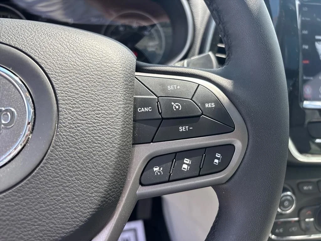 Used 2022 Silver Jeep Limited image 17