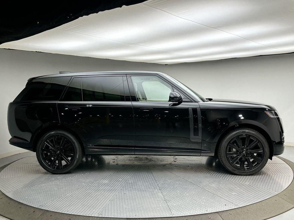 New 2027 Santorini Black Land Rover SE image 4