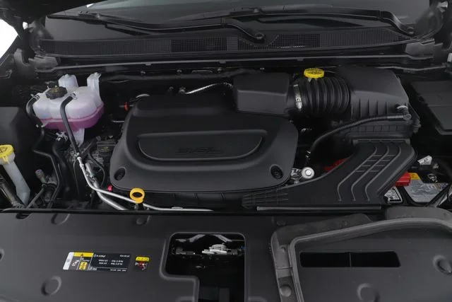 New 2027 Diamond Black Crystal Pearl-Coat Exterior Paint Chrysler Select image 15
