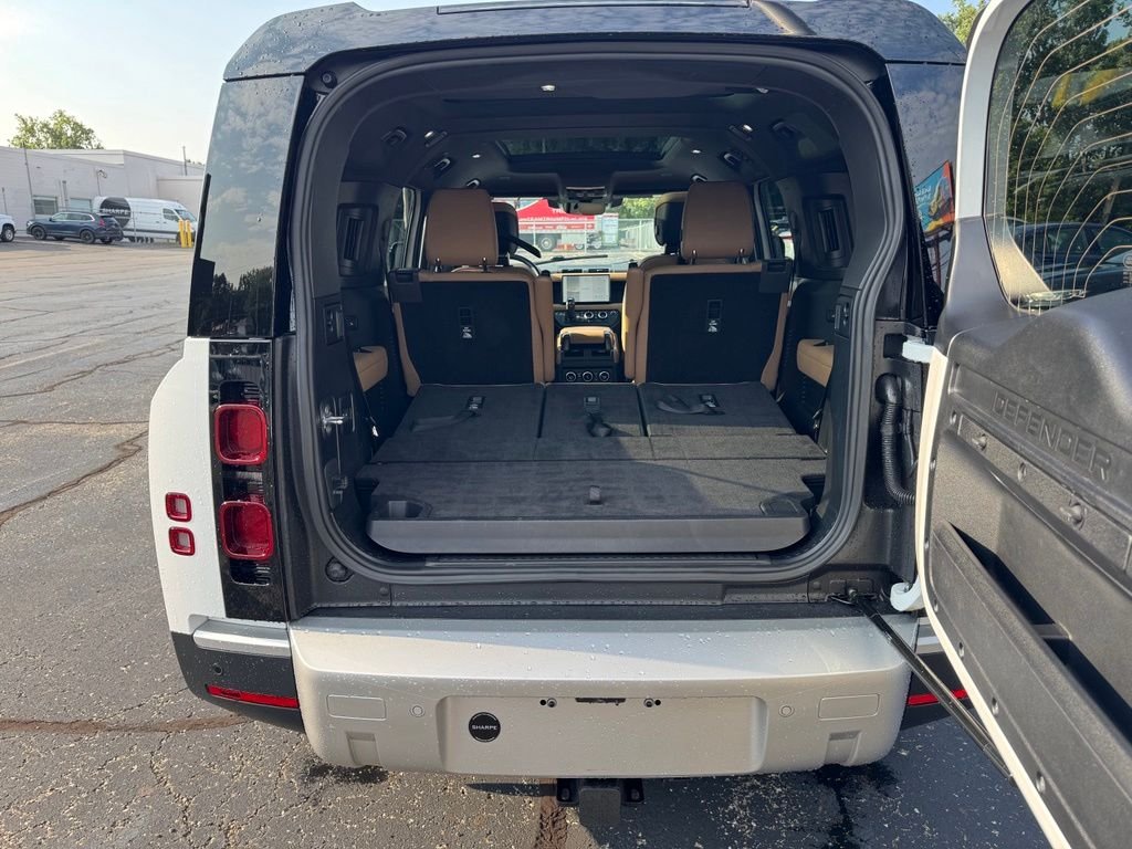 Used 2025 Fuji White Land Rover S image 12