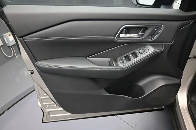 New 2026 Champagne Silver Metallic / Super Black Two-tone Nissan Platinum image 10