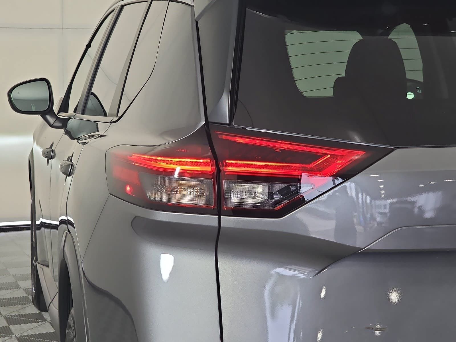Used 2022 Gray Nissan SV image 31