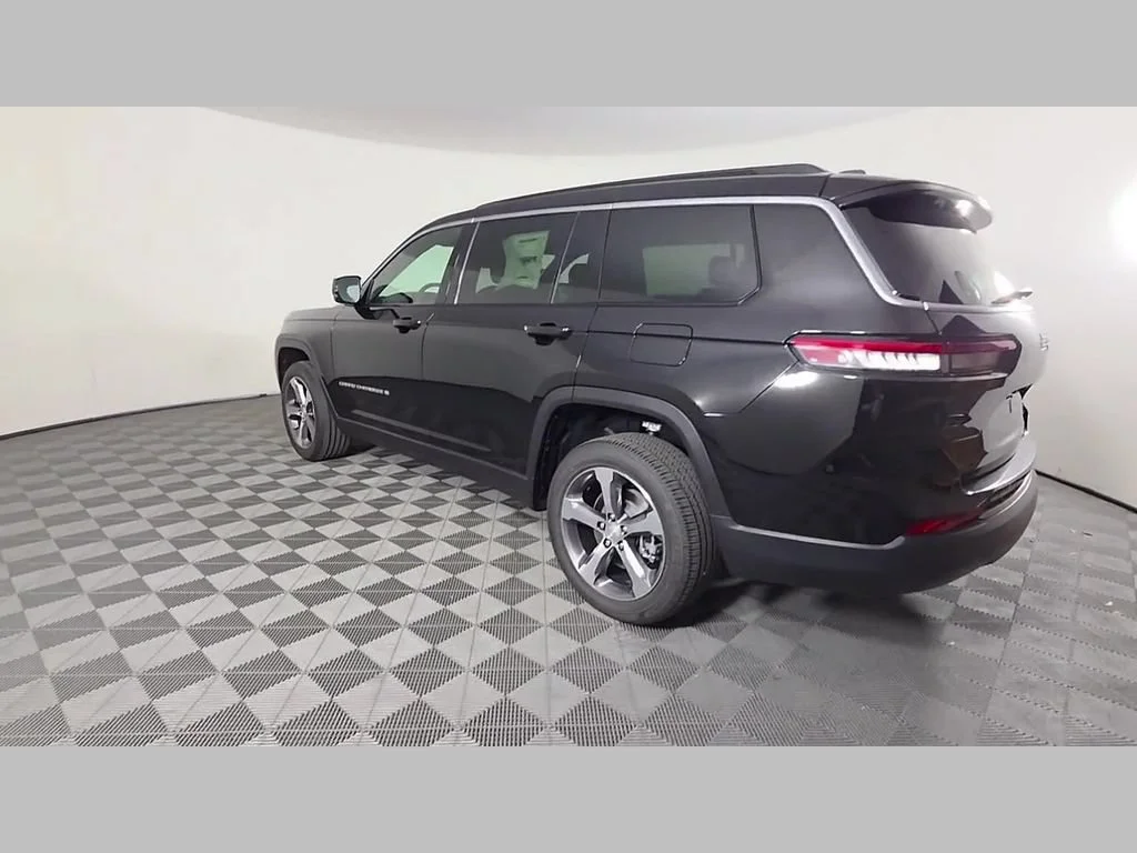 New 2026 Diamond Black Crystal Pearl-Coat Exterior Paint Jeep Limited image 31