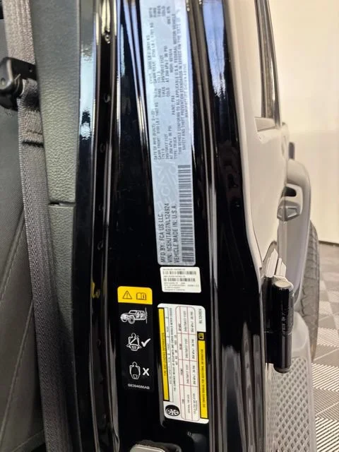 Used 2022 Black Jeep Altitude image 9