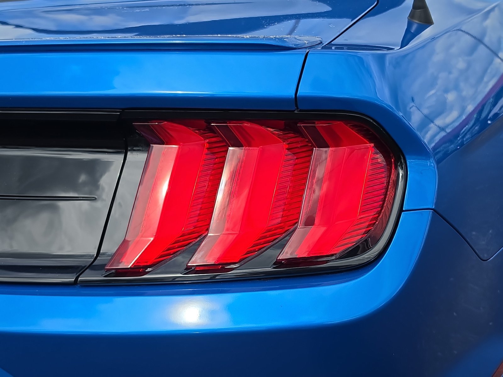 Used 2019 Blue Metallic Ford GT Premium image 7