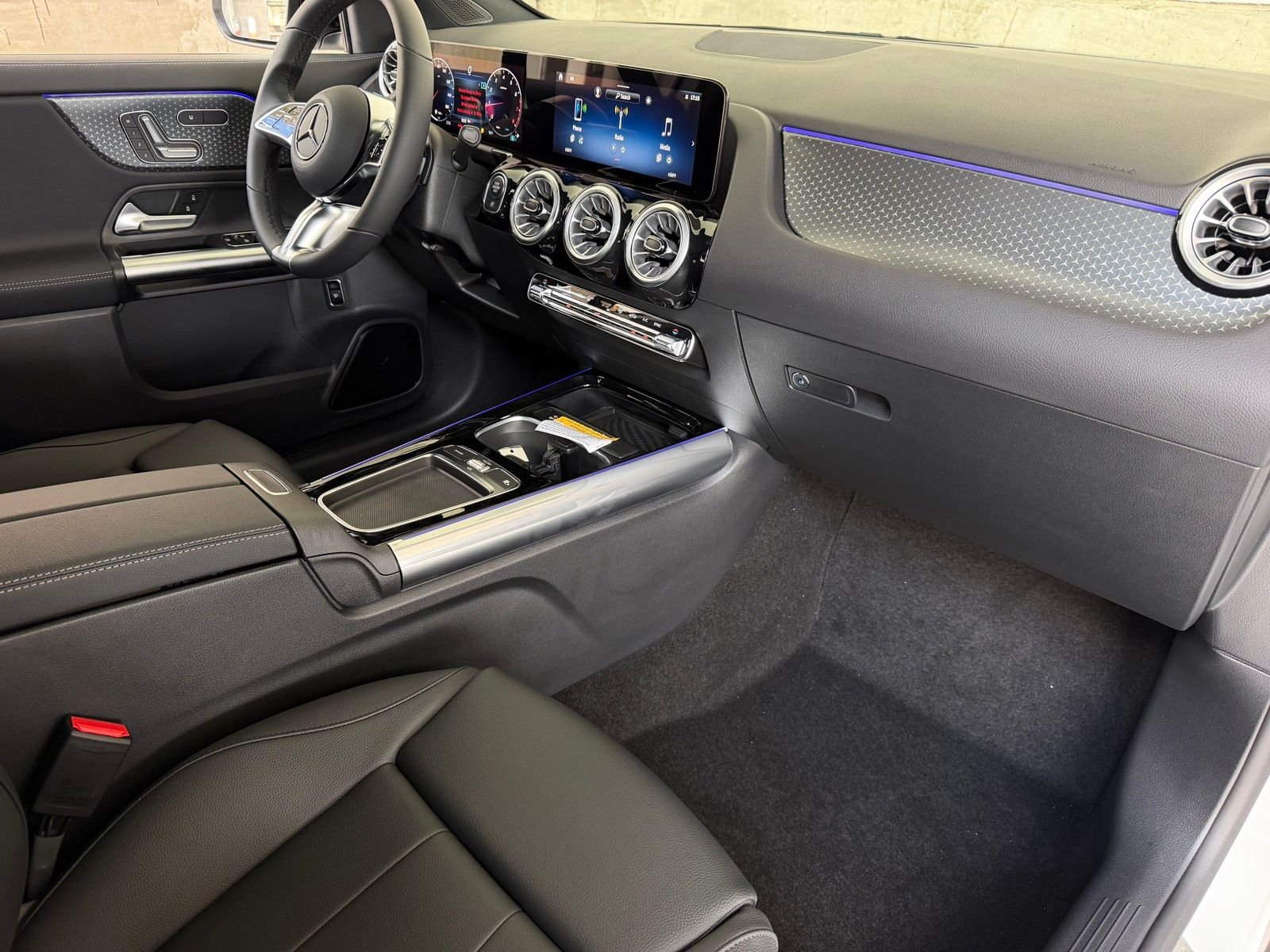 New 2026 Polar White Mercedes-Benz GLA 250 image 14
