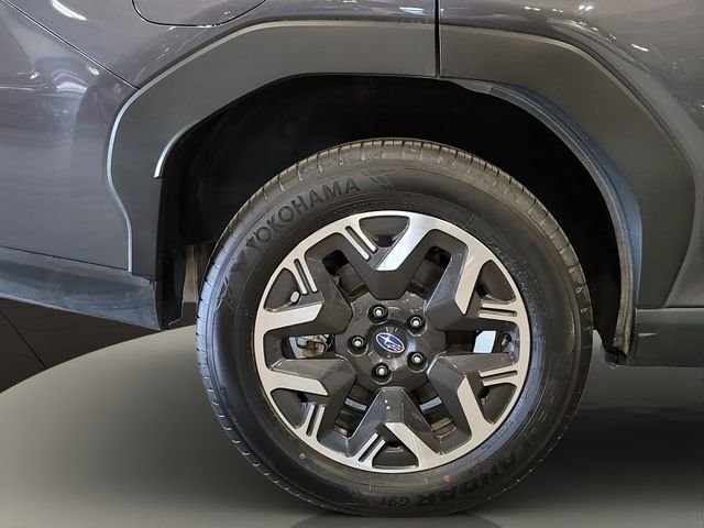 Used 2025 Gray Metallic Subaru Premium image 30