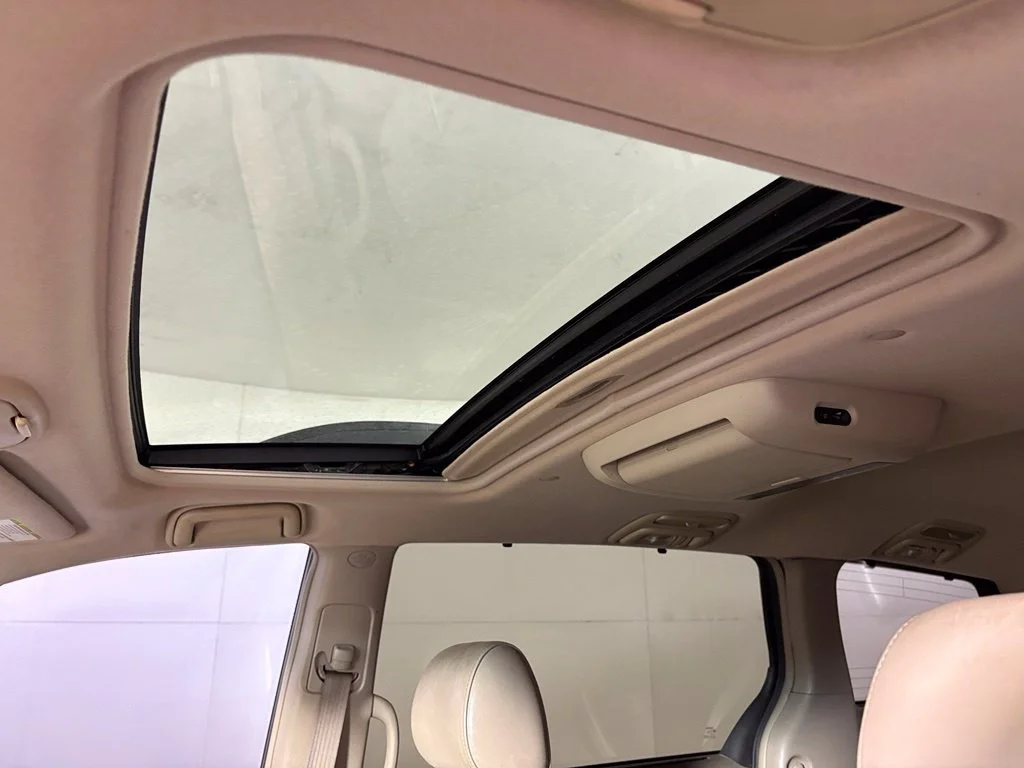 Used 2006 White Toyota XLE image 18