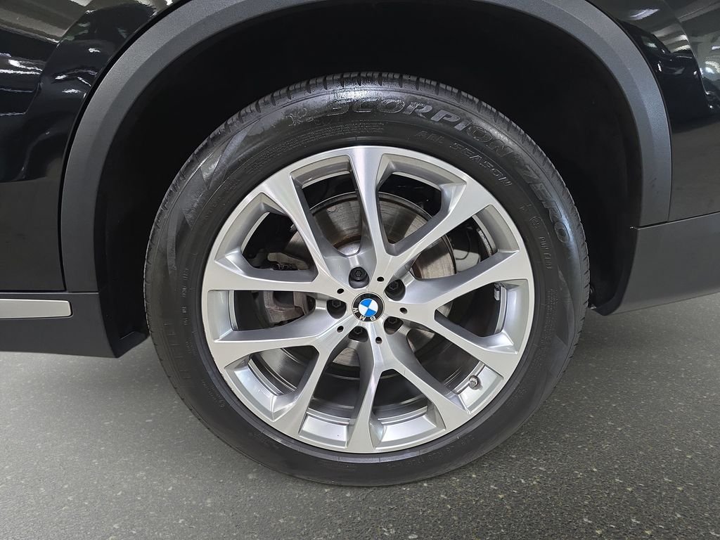 Certified Used 2024 Black Sapphire Metallic BMW xDrive40i image 29