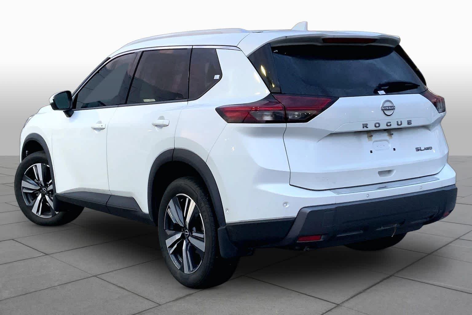 Used 2024 Everest White Pearl Nissan SL image 11