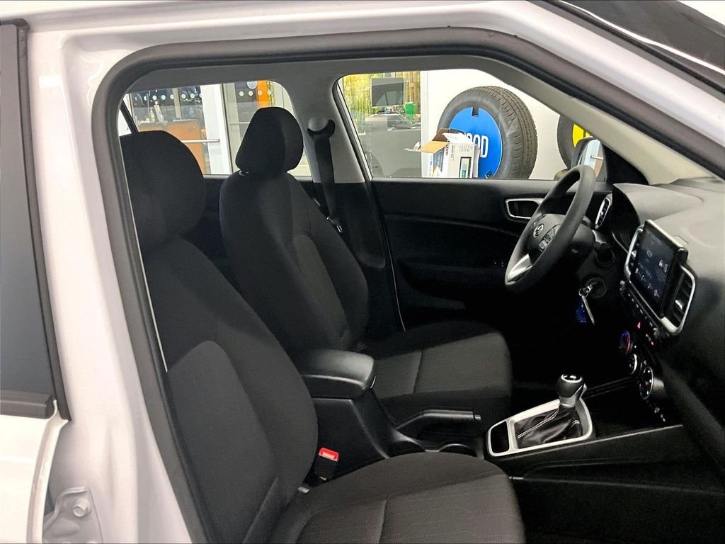 Used 2025 Lunar White Hyundai SE image 11