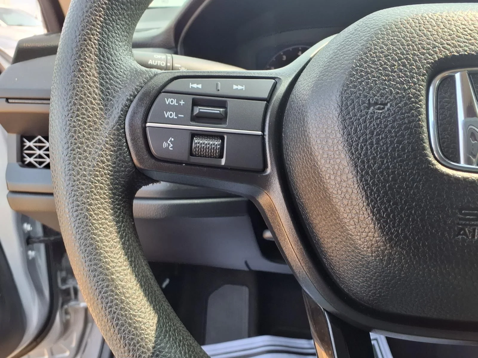 Used 2025 Silver Honda LX image 15