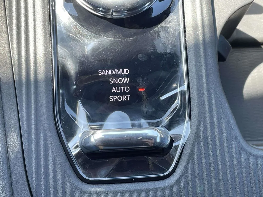 New 2026 Silver Zynith Clear-Coat Exterior Paint Jeep Laredo image 39