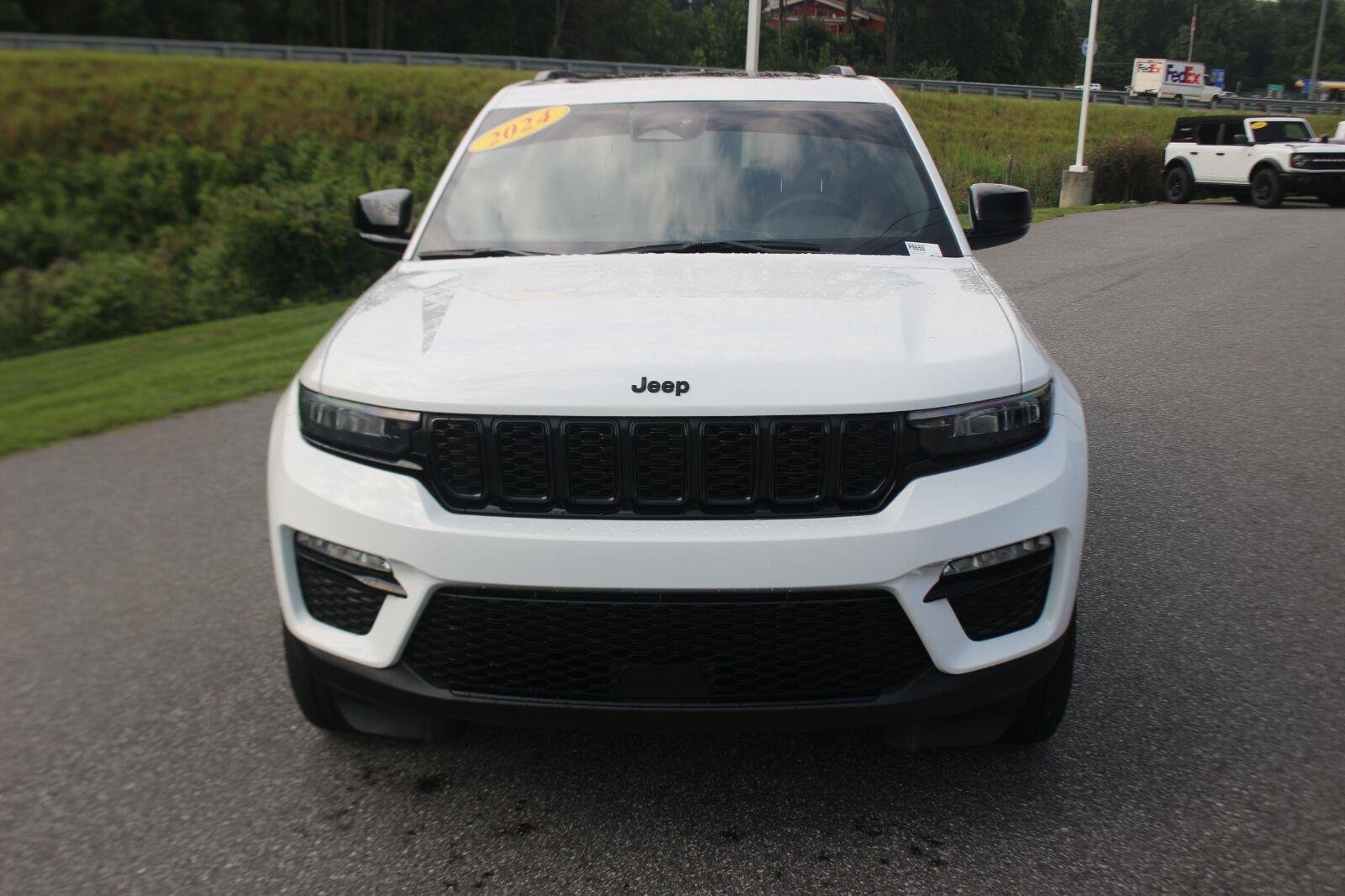 Used 2024 White Jeep Limited image 3