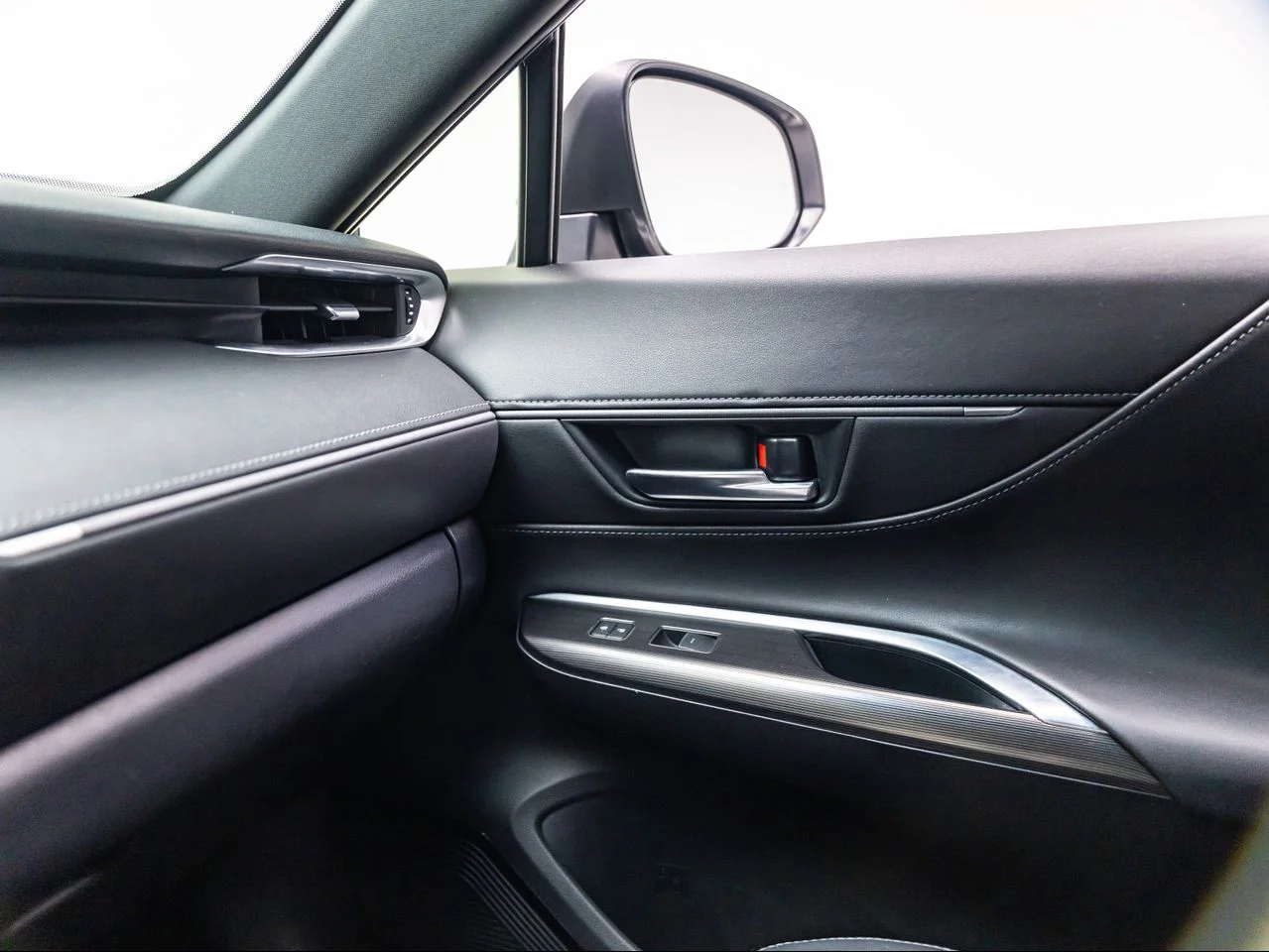 Used 2022 Titanium Glow Toyota XLE image 29
