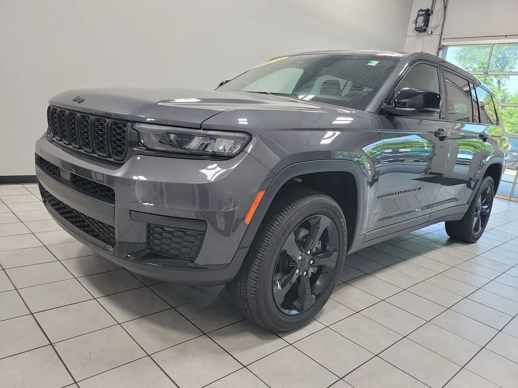 Used 2024 Gray Jeep Altitude X image 8