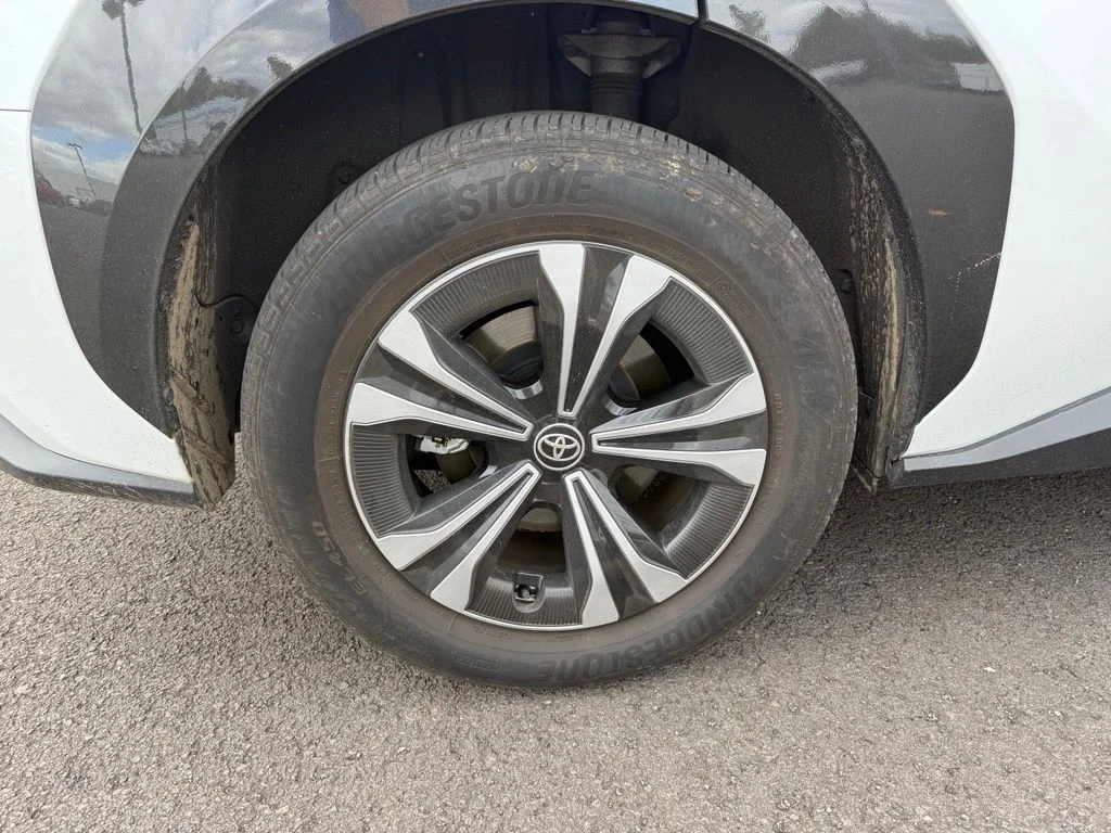 Used 2024 Wind Chill Pearl Toyota XLE image 25