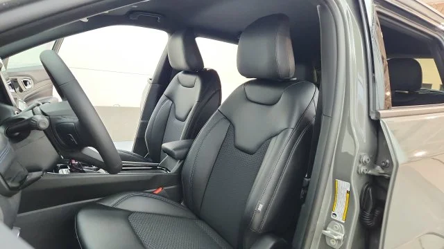 New 2027 Sting-Gray Clear-Coat Paint Jeep Latitude image 17
