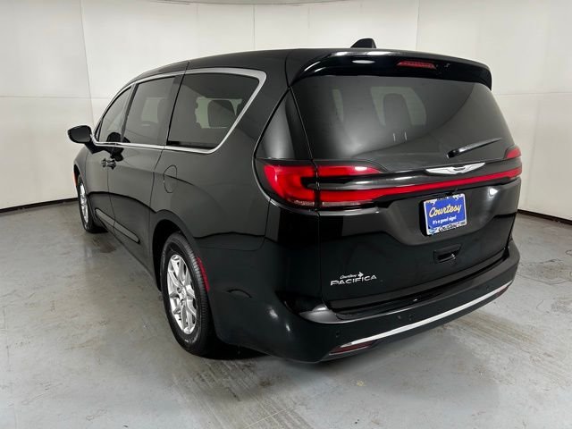 New 2026 Diamond Black Crystal Pearl-Coat Exterior Paint Chrysler Select image 6