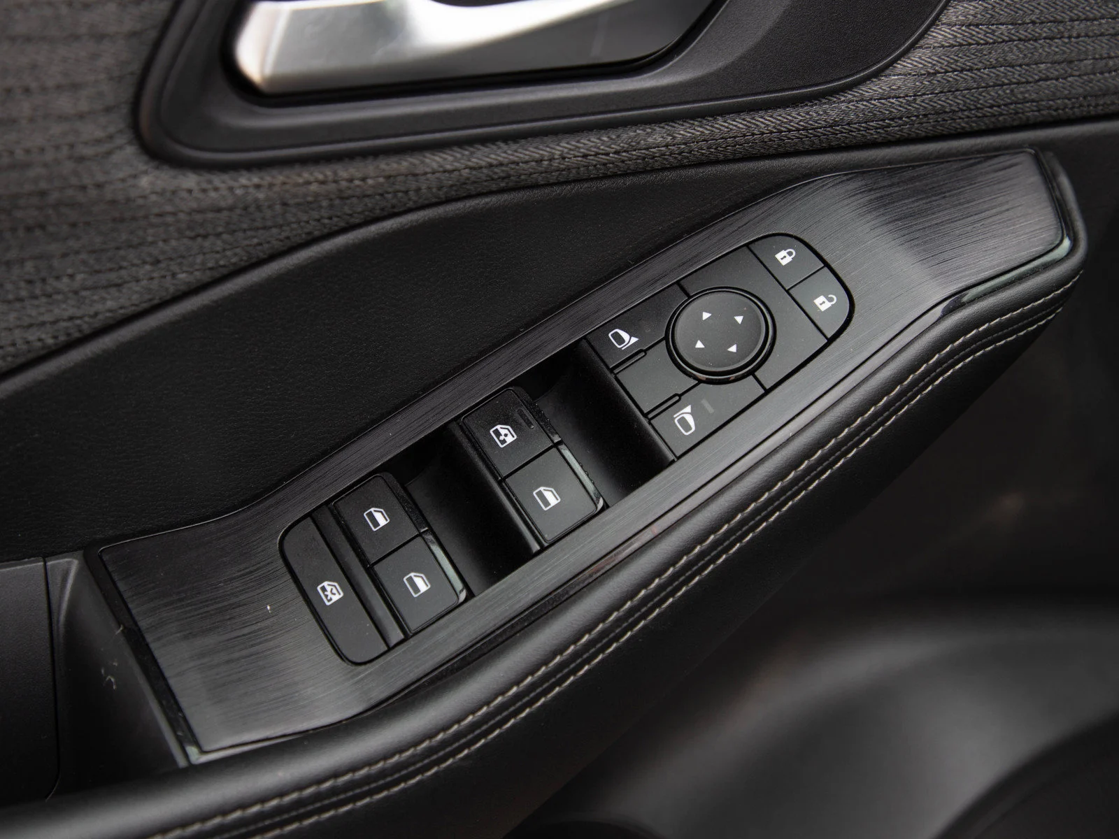 Used 2022 Super Black Nissan SV image 22