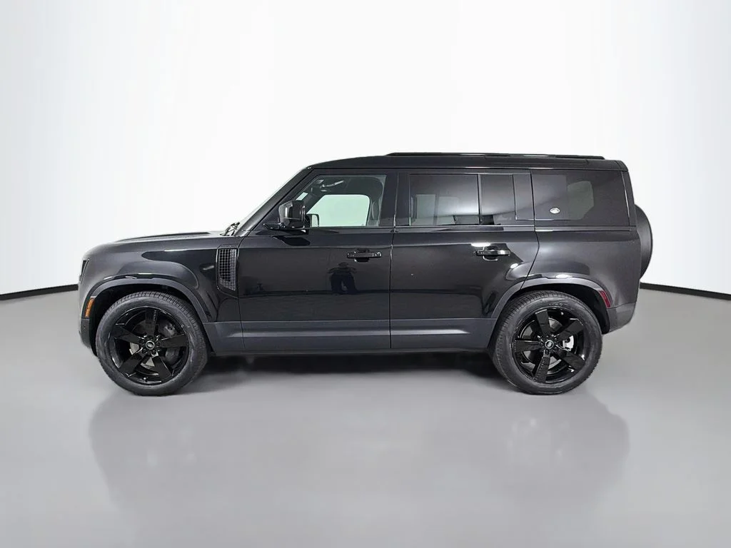 Used 2023 Santorini Black Metallic Land Rover SE image 8