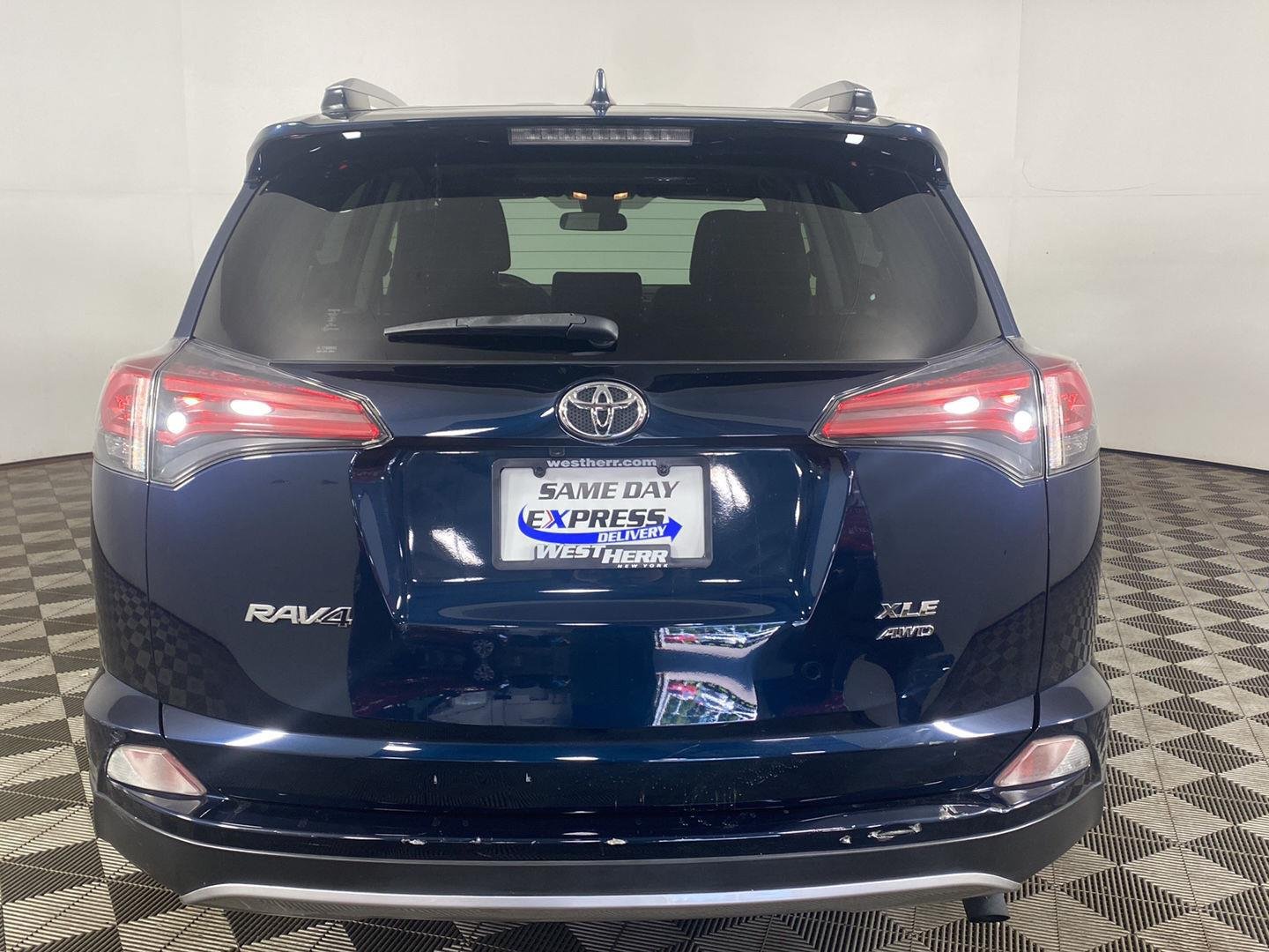 Used 2018 Galactic Aqua Mica Toyota XLE image 5