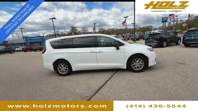 Used 2025 White Chrysler Select image 9