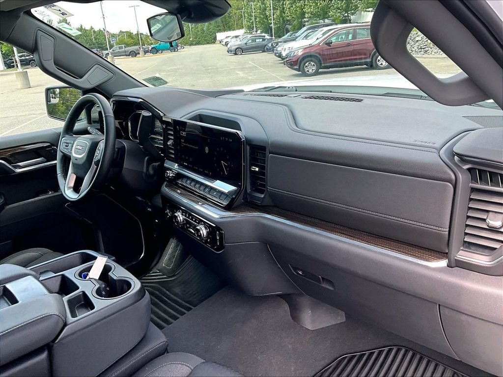 Used 2024 White GMC Elevation image 14