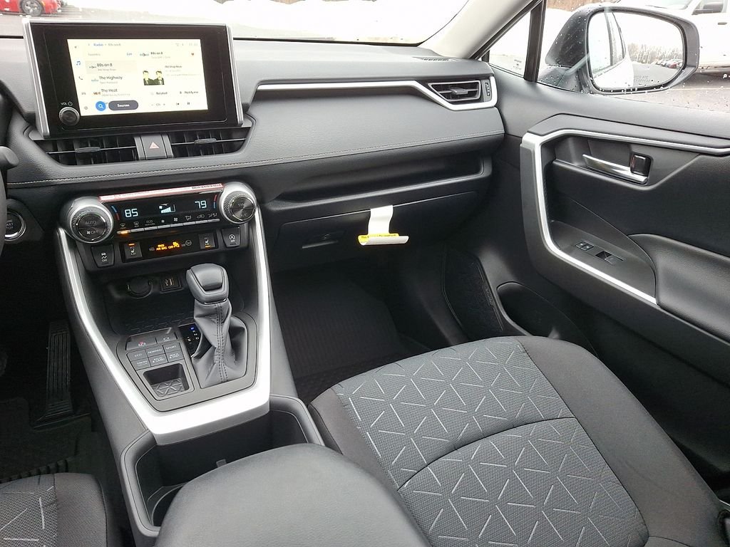 2025 Toyota RAV4 XLE - Photo 12