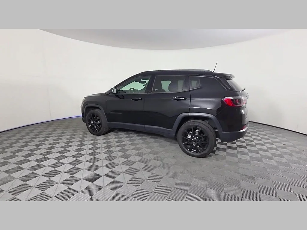 New 2026 Diamond Black Crystal Pearl-Coat Exterior Paint Jeep Latitude Altitude image 34