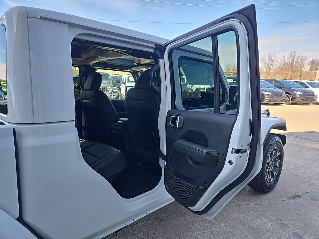 New 2026 Bright White Clear-Coat Exterior Paint Jeep Sahara image 77