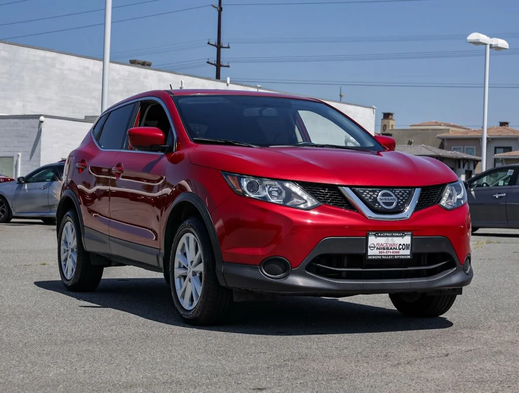 Used 2018 Red Nissan S image 1